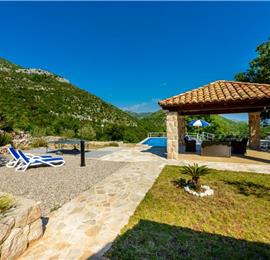 2 bedroom villa with pool and mountain views near Orašac, sleeps 4